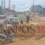 Potret para pekerja di IKN sedang beristirahat sambil menyantap makan siang di lokasi pengerjaan Jalan Sumbu Kebangsaan