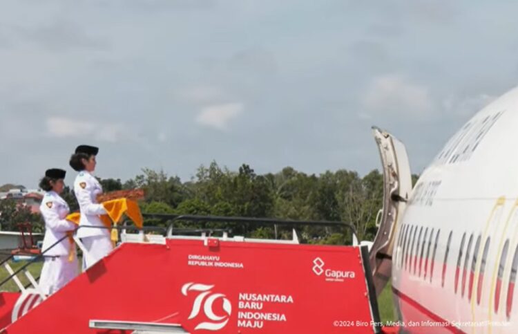 Dari IKN, Duplikat Bendera Pusaka Diterbangkan Pakai Boeing 737-400 TNI AU ke Jakarta