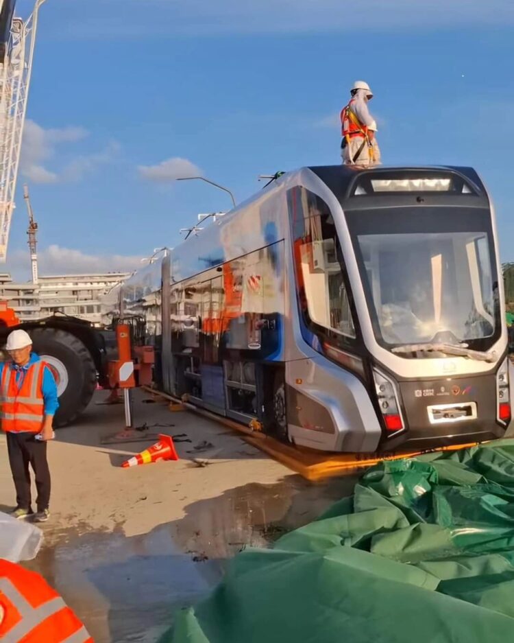 Detik-Detik Unboxing dan Uji Coba Kereta Otonom Tanpa Rel di IKN