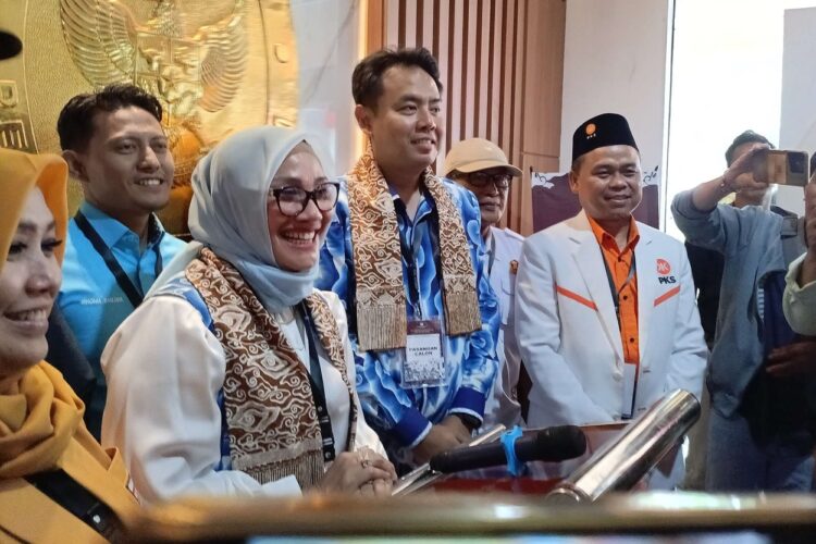 Didukung 11 Parpol, Eti-Suhendrik Resmi Maju di Pilwalkot Cirebon 2024