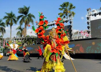 Fashion tema Pesona IKN yang ditampilkan Dispar Kaltim pada JFC 2024