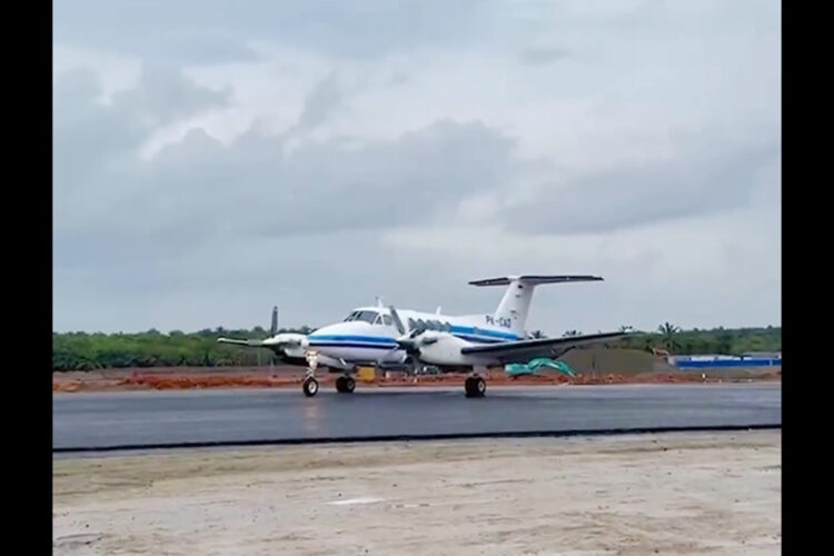 King Air Tipe 200 PK CAO Jadi Pesawat Pertama yang Mendarat di Bandara IKN