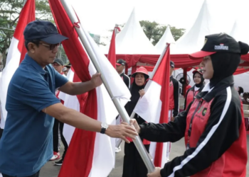 Gerakan Nasional Pembagian 10 Juta Bendera Merah Putih oleh Pemprov Kaltim, Minggu 4 Agustus 2024. Foto: Pemprov Kaltim