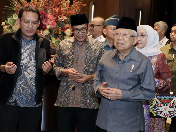 Ma'rif Amin memimpin doa saat tiba di IKN bersama rombongan, Minggu 11 Agustus 2024.