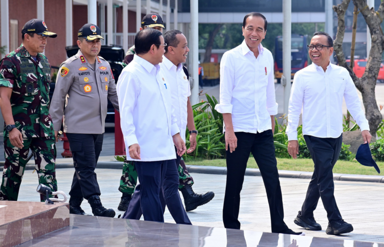 Jokowi bertolak ke Kalimantan Timur untuk berkantor di IKN, Senin 12 Agustus 2024 hingga beberapa hari kedepan. Foto: Setpres