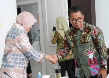 Penjabat (Pj) Gubernur Kalimantan Timur, Akmal Malik (kanan) Penjabat (Pj) Gubernur Kalimantan Timur, Akmal Malik, menegaskan bahwa kepala daerah yang tidak bisa hadir harus menyampaikan alasan ketidakhadiran mereka secara logis. Foto: Dok/Pemprov Kaltim