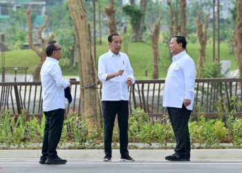 Prabowo Subianto bersama Jokowi dan Mensesneg Pratikno di sela-sela sidang Kabinet di IKN, Senin 12 Agustus 2024. Foto: BPMI Setpres