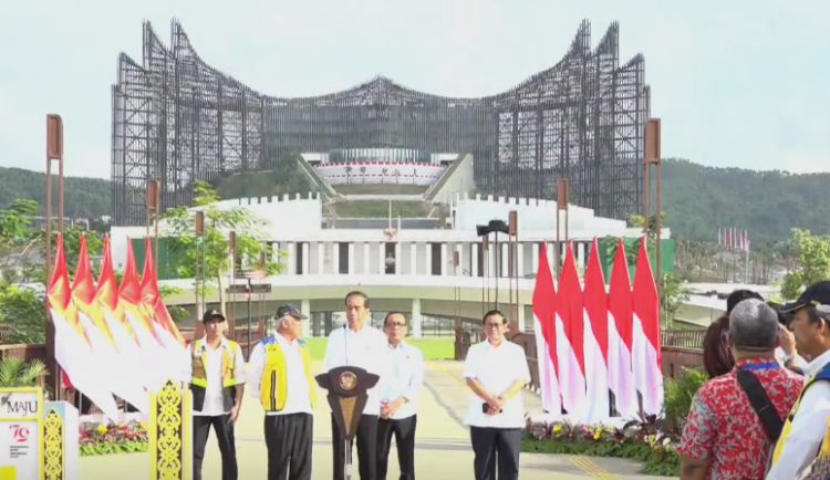 Jokowi meresmikan Sumbu Kebangsaan, Plaza Seremoni IKN, Rabu 14 Agustus 2024. Foto: tangkapan layar/Youtube