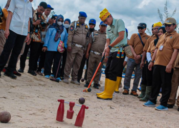 Menparekraf bermain di Pantai dengan Masyarakat Desa Wisata Nipah Nipah Kaltim, Selasa 12 Agustus 2024.Foto:Kemenparekraf