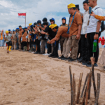 Menparekraf Sandiaga Uno bermain bowling dengan menggunakan buah kelapa dan ranting kayu saat mengunjungi Desa Wisata Nipah Nipah di Kabupaten Penajem Paser Utara, Kalimantan Timur, Senin 12 Agustus 2024. Foto: Kemenparekraf