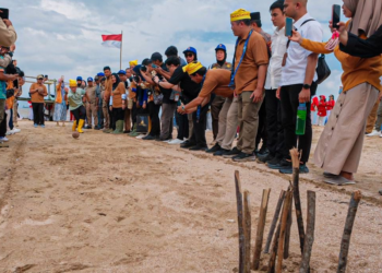Menparekraf Sandiaga Uno bermain bowling dengan menggunakan buah kelapa dan ranting kayu saat mengunjungi Desa Wisata Nipah Nipah di Kabupaten Penajem Paser Utara, Kalimantan Timur, Senin 12 Agustus 2024. Foto: Kemenparekraf