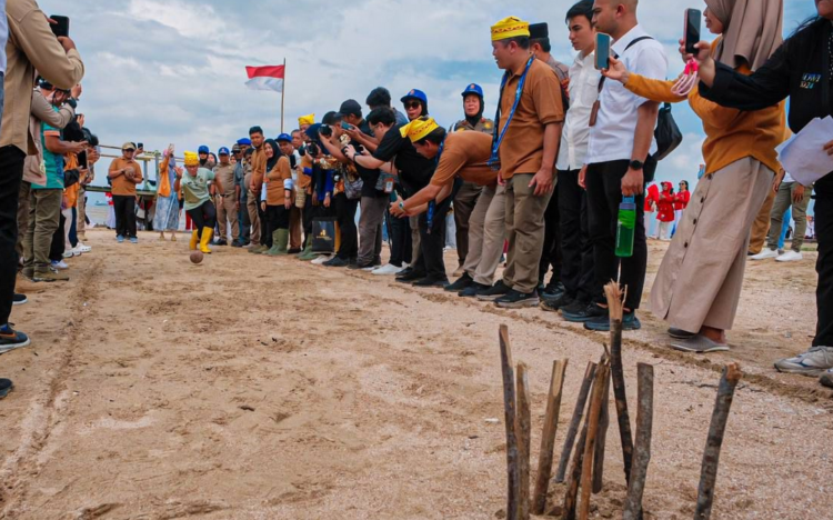 Menparekraf Sandiaga Uno bermain bowling dengan menggunakan buah kelapa dan ranting kayu saat mengunjungi Desa Wisata Nipah Nipah di Kabupaten Penajem Paser Utara, Kalimantan Timur, Senin 12 Agustus 2024. Foto: Kemenparekraf