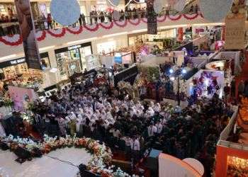 Pelajar dan masyarakat di Big Mall Samarinda, Nobar siaran langsung Upacara HUT RI yang dilaksanakan di IKN, Sabtu 17 Agustus 2024. Foto: Diskominfo Kaltim