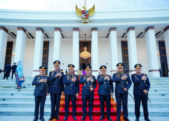 Kapolri dan jajaran menghadiri upacara penurunan bendera merah putih di Istana Negara, IKN