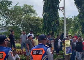 Konflik antara sopir angkot dan sopir bus Bacitra berakhir damai. Foto: tangkapan layar/Youtube