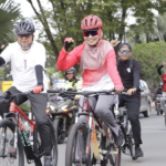 Sekda Kaltim, Sri Wahyuni (depan kanan) saat gowes Goes Merdeka bersama ratusan peserta, Sabtu 24 Agustus 2024. Foto: Pemprov Kaltim