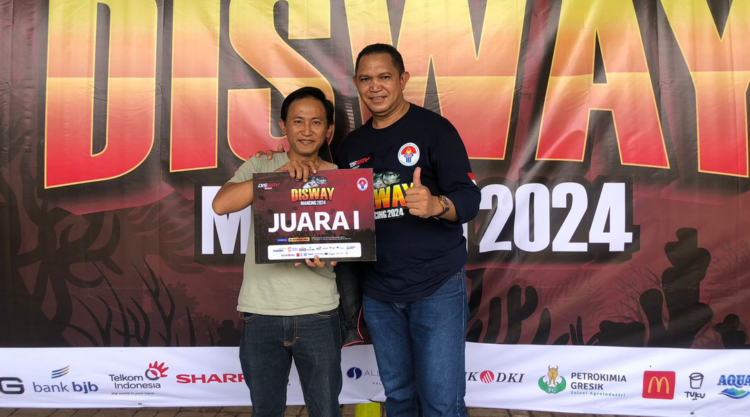Juara Event Disway Mancing 2024, Wartawan TVRI Pokja Jaksel (kiri) bersama Direktur Disway Group Verry Madur (kanan).