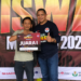 Juara Event Disway Mancing 2024, Wartawan TVRI Pokja Jaksel (kiri) bersama Direktur Disway Group Verry Madur (kanan).