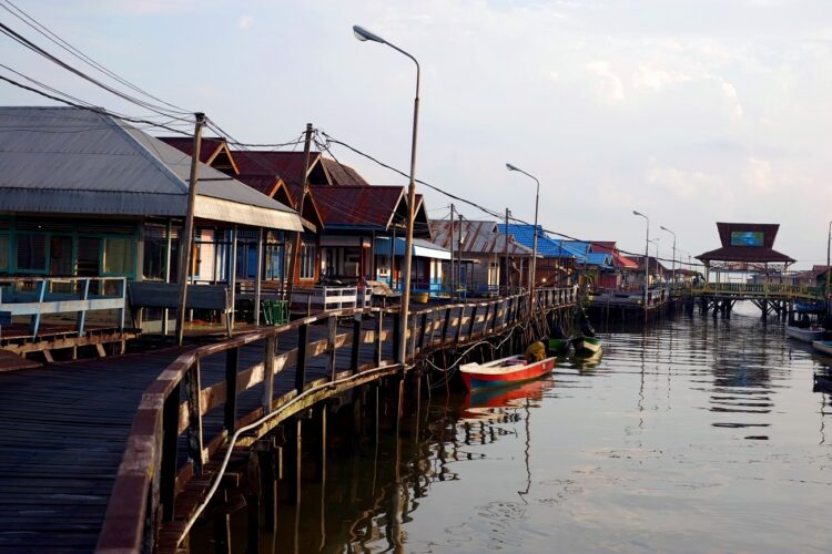 Di Balik Industri Migas dan Kondensat, Ada Permata Wisata Kampung Laut Bontang Kuala di Bontang Kalimantan Timur
