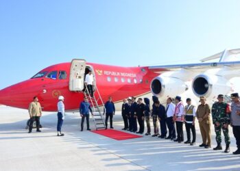 Mendarat Perdana di Bandara IKN, Jokowi: Mulus Banget Turunnya