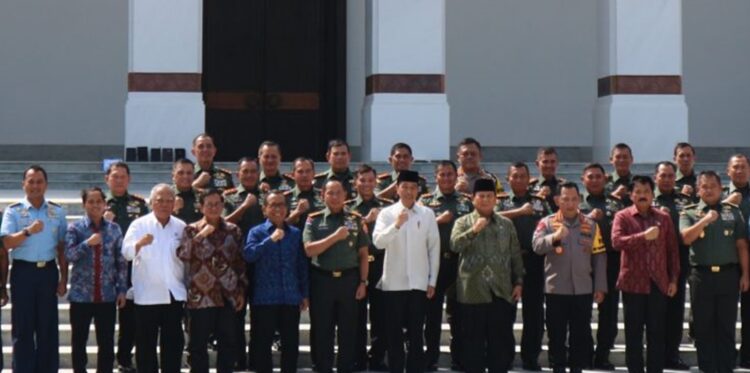 Jokowi Minta Maaf pada Pejabat TNI/Polri di IKN: Ada yang Saya Salami, Ada yang Enggak