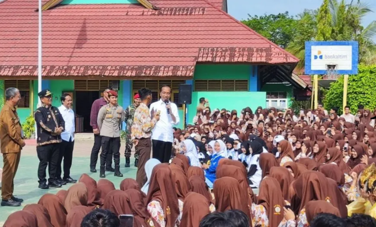 Kunjungi SMKN 1 Tanah Grogot Paser, Jokowi Bagi-bagi Sepeda