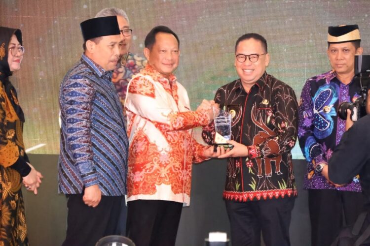 Pj. Bupati di IKN Dapat Penghargaan Kesejahteraan Rakyat Kategori Fiskal Rendah