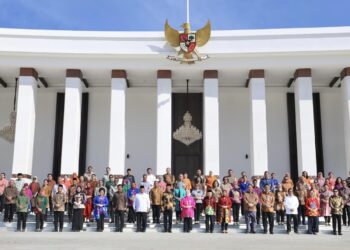 Momen Foto Bersama Jokowi, Ma’ruf Amin, Prabowo dan Seluruh Menteri di Istana Negara IKN