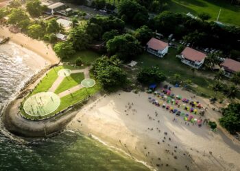 Tak Jauh dari IKN, Nikmati Keindahan Pantai Kemala Balikpapan dan Pemandangan Unik Lalu Lalang Kapal Tangker