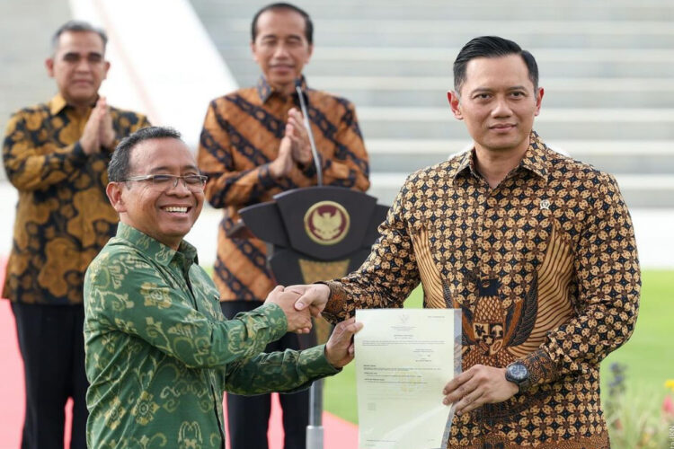 AHY Serahkan Sertifikat Hak Pakai Istana Negara dan Istana Garuda IKN pada Mensesneg