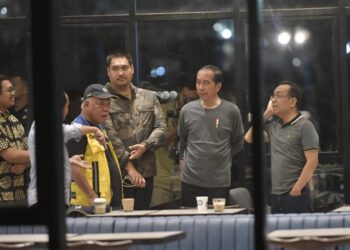 Jokowi Bareng Menteri Nongkrong di Kedai Kopi IKN