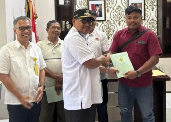 Pemkab PPU Serahkan 20 Sertifikat Lahan pada Peternak Ikan di Kecamatan Sekitar IKN