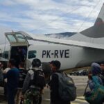 Evakuasi Laode Rusdi, korban penembakan KKB di Kabupaten Puncak ke Timika, Kabupaten Mimika,Papua Tengah.