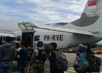 Evakuasi Laode Rusdi, korban penembakan KKB di Kabupaten Puncak ke Timika, Kabupaten Mimika,Papua Tengah.