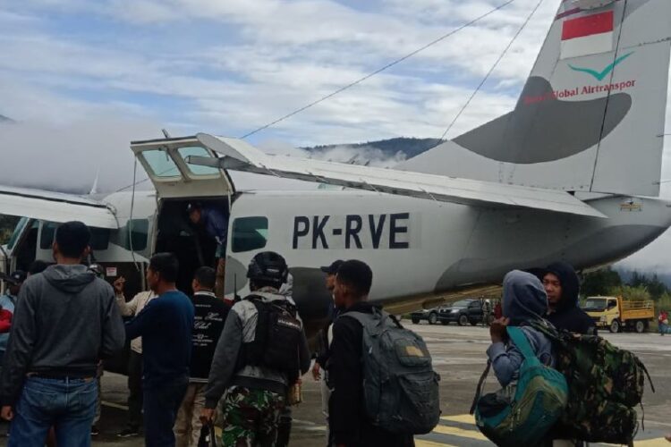 Evakuasi Laode Rusdi, korban penembakan KKB di Kabupaten Puncak ke Timika, Kabupaten Mimika,Papua Tengah.