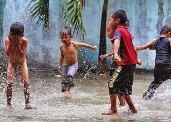 Hujan-hujanan Bisa Membuat Anak Sakit? Cek Faktanya di Sini