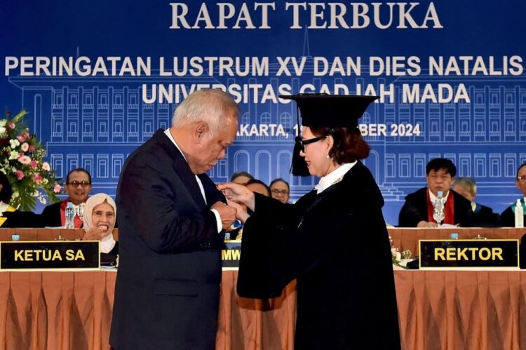 Kepala OIKN Dapat Penghargaan Pin Emas dari Universitas Gadjah Mada