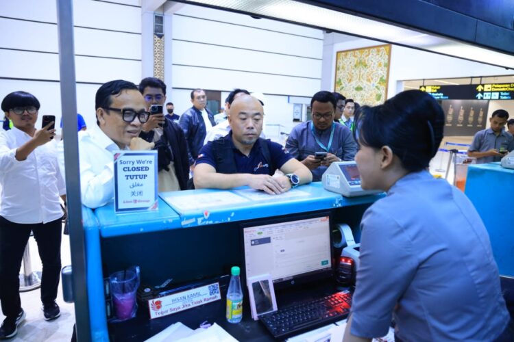 Wamenaker Immanuel Ebenezer bersama Wamenhub Suntana melakukan inspeksi mendadak (sidak) di Bandara Soekarno-Hatta, Tangerang, Banten