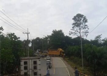 Truk Trailer Muatan HD Kecelakaan di Jalan Negara IKN, Begini Kondisinya…