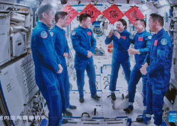 Astronot China Shenzhou-19 Produksi Oksigen di Luar Angkasa