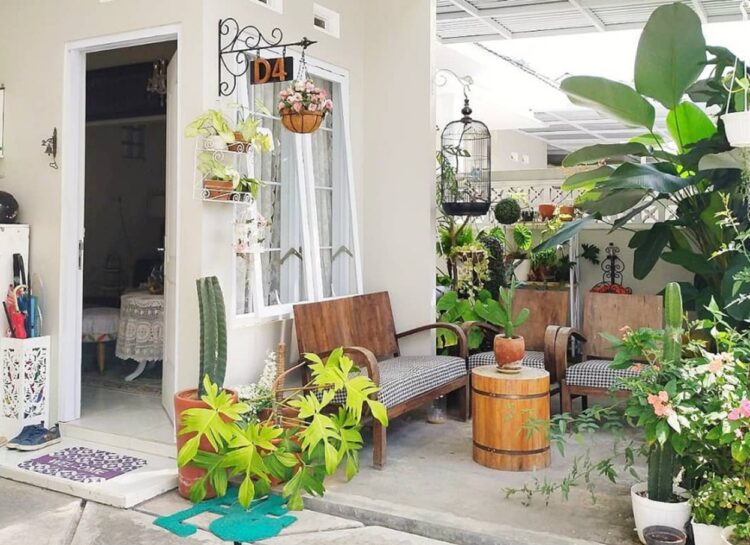 7 Inspirasi Desain Teras Modern Minimalis, Sentuhan Kayu atau Taman Vertikal