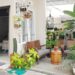 7 Inspirasi Desain Teras Modern Minimalis, Sentuhan Kayu atau Taman Vertikal