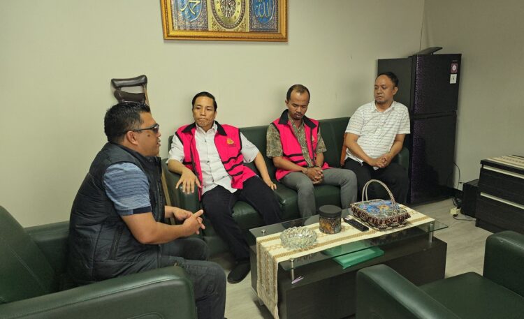 Jadi Tersangka, Kadisnaker Sumsel Ditahan, Emas 75 Gram & Uang Rp 285 Juta Disita