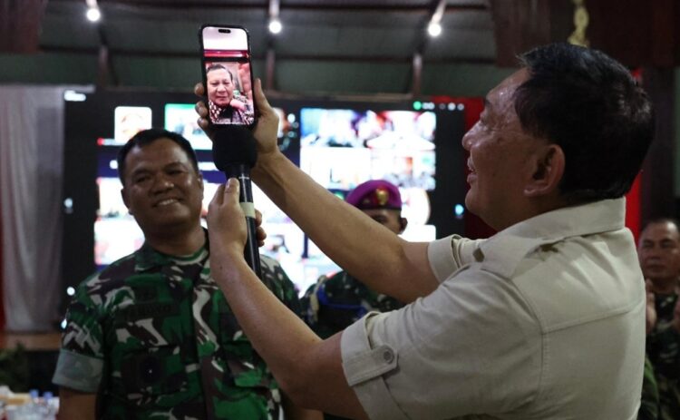 Surprise! Presiden Prabowo Tiba-Tiba Video Call Sapa Prajurit TNI di Papua