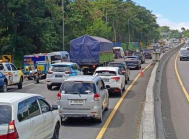 Kecelakaan Beruntun Libatkan 5 Kendaraan di Tol Cipularang