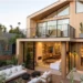 Desain Rumah Tropis Modern dengan Taman Tengah, Solusi Sejuk di Tengah Cuaca Panas