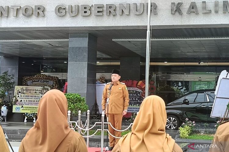 Seni Aji pimpin apel pertamanya.