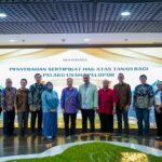 Penyerahan Sertifikat Hak Atas Tanah oleh Otorita IKN kepada Pelaku Usaha