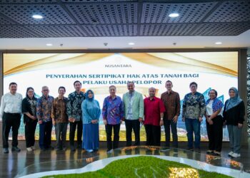 Penyerahan Sertifikat Hak Atas Tanah oleh Otorita IKN kepada Pelaku Usaha
