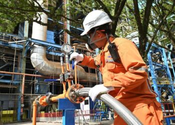 PLN Indonesia Power Uji Coba Bahan Bakar Amonia Hijau di PLTU Labuan